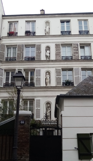 Statues dans des niches