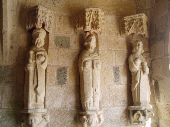 Statues de granite dans le porche de l\'Eglise de Lanloup