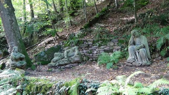 statues