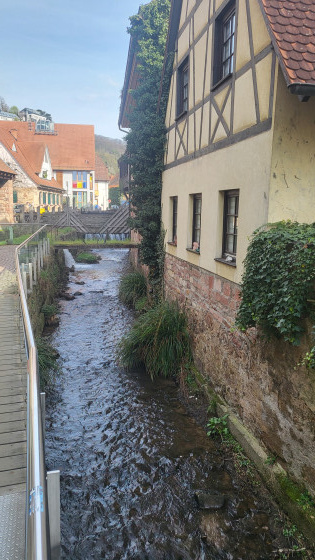 Steg über und parallel zum Kanzelbach