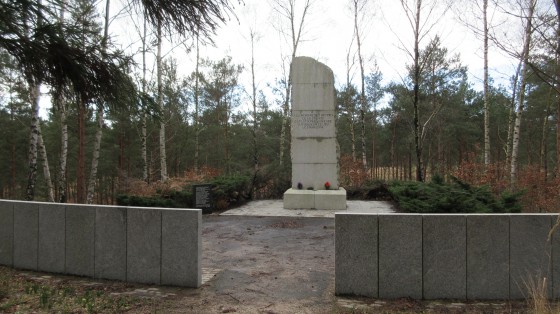 Stèle en mémoire des victimes de la catastrophe aérienne du 3 mars 1974
