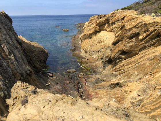 Strates orangées de la pointe de la Malalongue