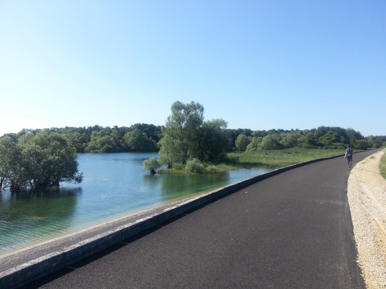 Sur la V&eacute;lovoie bordant le lac d'Orient