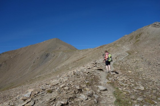 Sur le sentier bien cairné à l\'approche de la crête