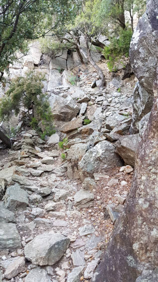 Sur une portion minérale du sentier