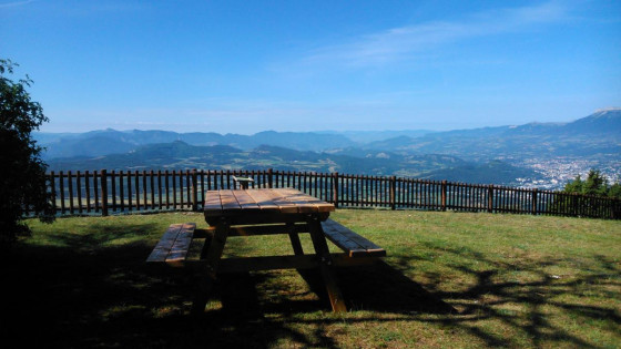 Table de pique-nique et barri&egrave;re au sommet