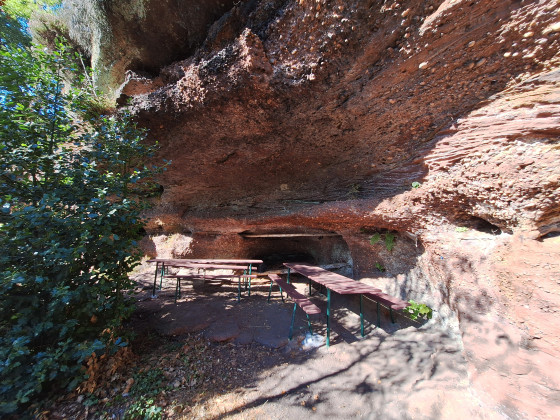 Tables et bancs des Roches du Corbet.