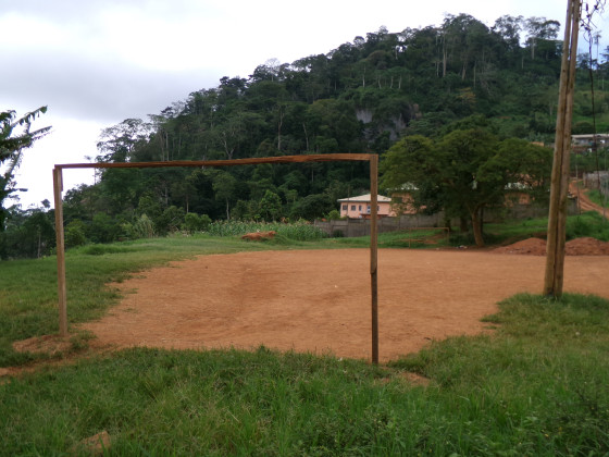 Terrain de foot au pied du Mont