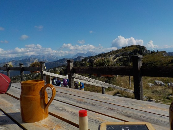 Terrasse du refuge du Parmelan