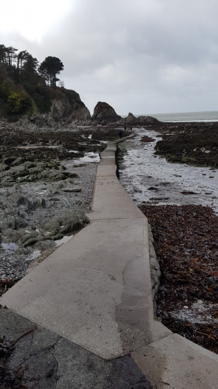 Le chemin menant aux falaises de Morte-slate à marée basse