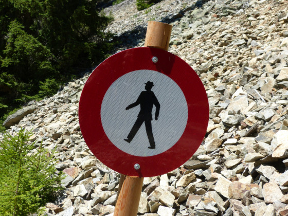 Le panneau indiquant le chemin