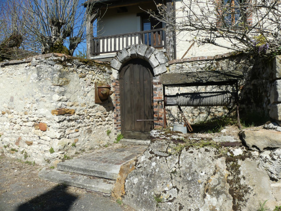Thenisy, vieilles pierres et vieux puits