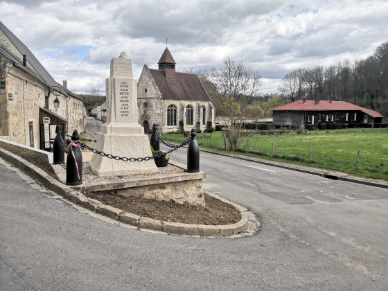 Theuville, &eacute;glise et monument aux morts