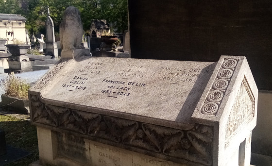 Tombe orn&eacute;e d'une chouette