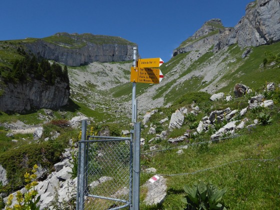 Panneau de direction de randonnée en Suisse