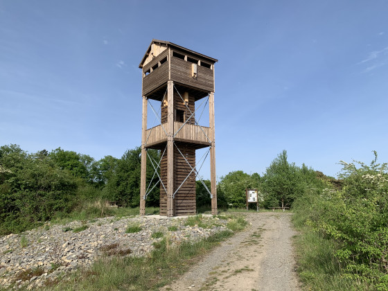 Tour d'observation surplombant l'ancienne Carrière de la Montagne et le village de Vaucelles