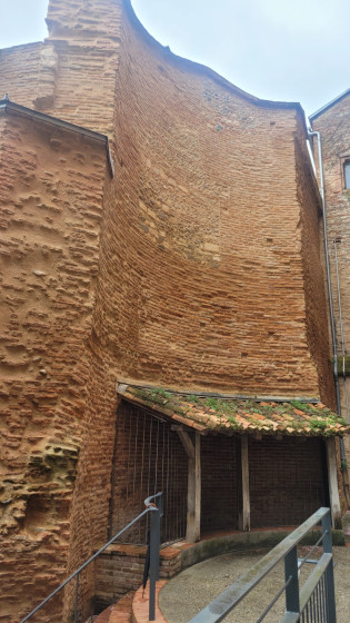 Tour jouxtant l'&eacute;glise du G&eacute;su