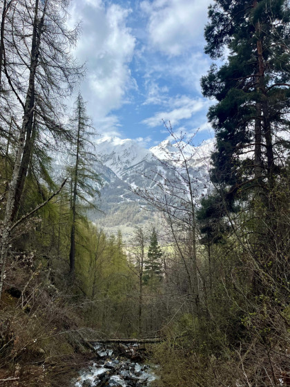 Traversée du torrent de la Moulette avec vue sur la vallée
