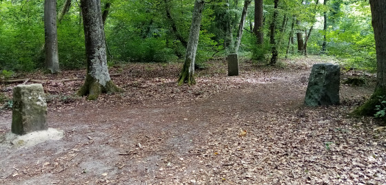 Trois anciennes bornes de grès