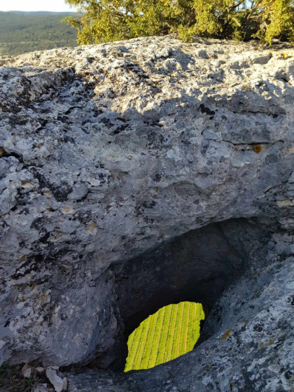Trou au sol dans la falaise