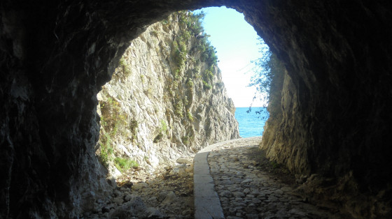 Tunnel d\'accès à la plage.