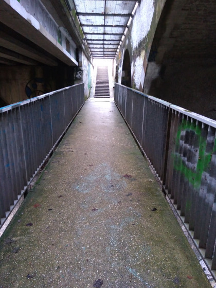 Tunnel entre route et voie ferr&eacute;e.