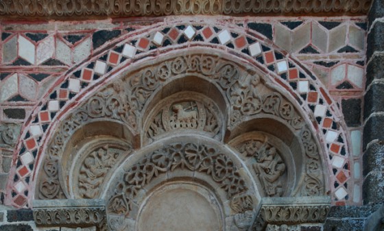 Tympan trilobé au-dessus de la porte d\'entrée de la chapelle Saint-Michel d\'Aiguilhe