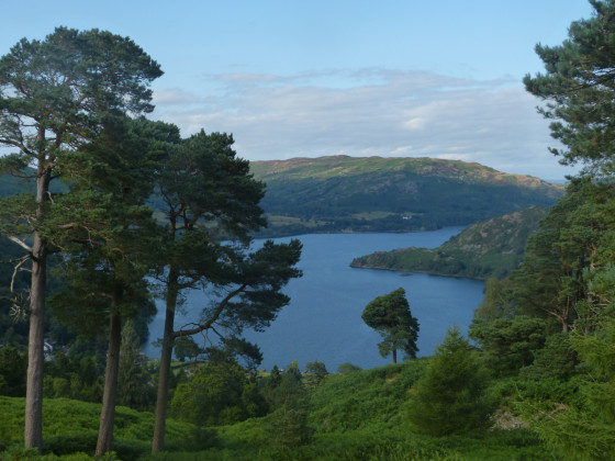 Ullswater depuis Keldas au-dessus du lac de montagne Lanty's Tarn