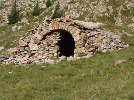 Un abri vers 2250 m dans la montée versc le col St Anne