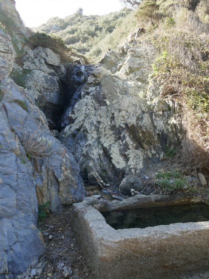 Un ancien bassin d\'eau Un ancien bassin d\'eau