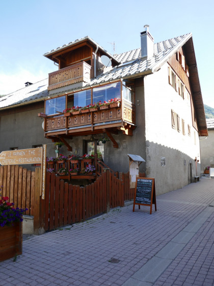Un balcon très ouvragé avec loggia