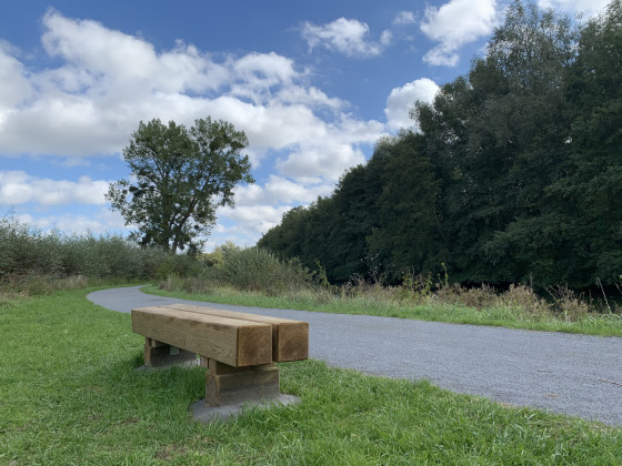Un banc au bord de la Sambre