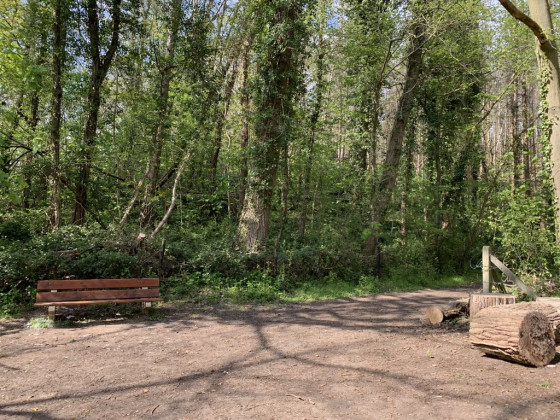 Un banc au carrefour, avant la montée