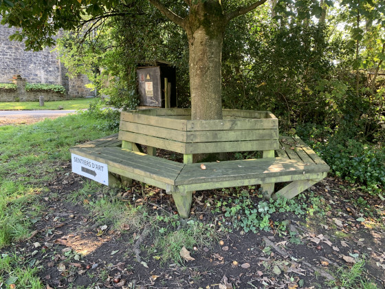 Un banc public en bois local