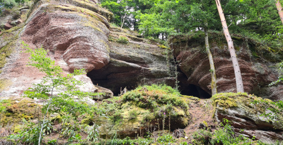 Un beau Rocher qui surplombe le sentier.