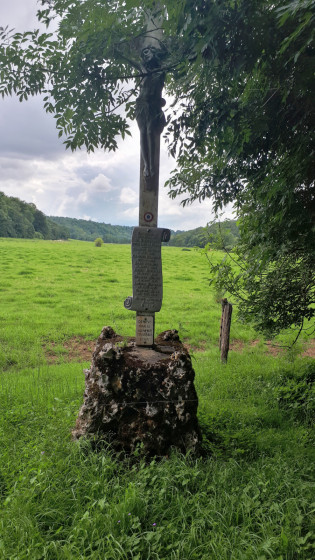 Un calvaire en fin de parcours vers Bazincourt-sur-Saulx.