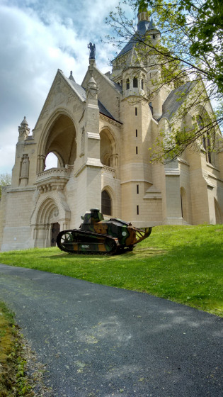 Un char devant le Mémorial