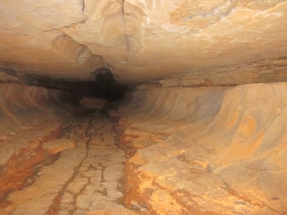 un des conduits au fond de la grotte