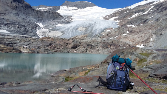 Un des lacs de l\'Arpont et son géant glacier