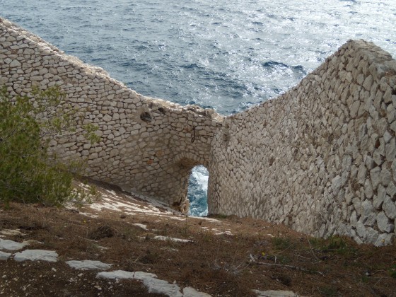 Un déversoir à pierres
