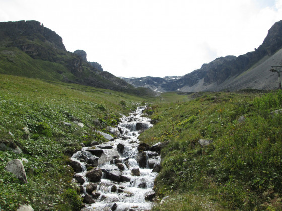 Un petit pissou qui s\'écoule au pied de la combe