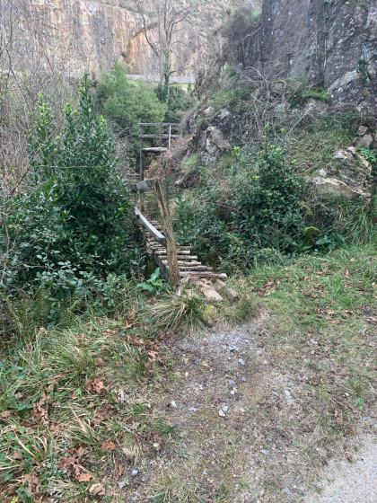 Un promontoire sur la berge entre deux tunnels.
