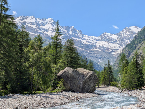 Un rocher d&eacute;tach&eacute; du glacier