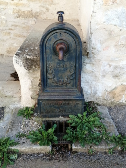 Une ancienne fontaine au village de SENISSIAT.