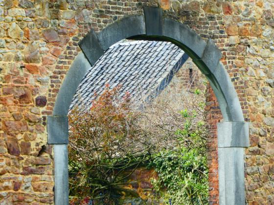 Une arche dans le mur à côté de la grange