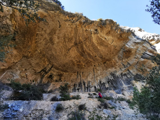 une cavité dans la falaise