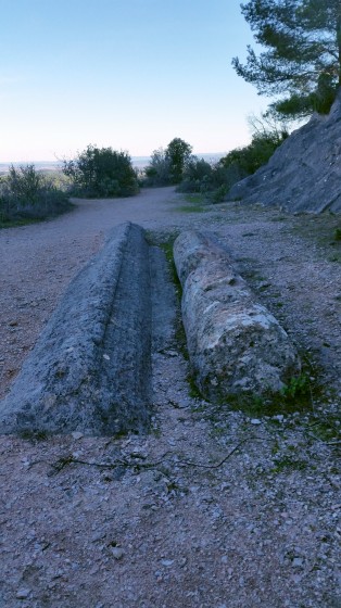Une colonne de marbre dont l\'extraction a été arrétée.