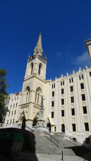 Une des belles &eacute;glises de Santander