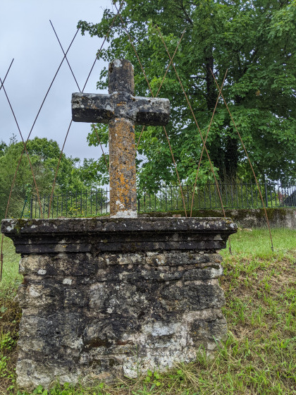 Une des nombreuses croix sur le chemin