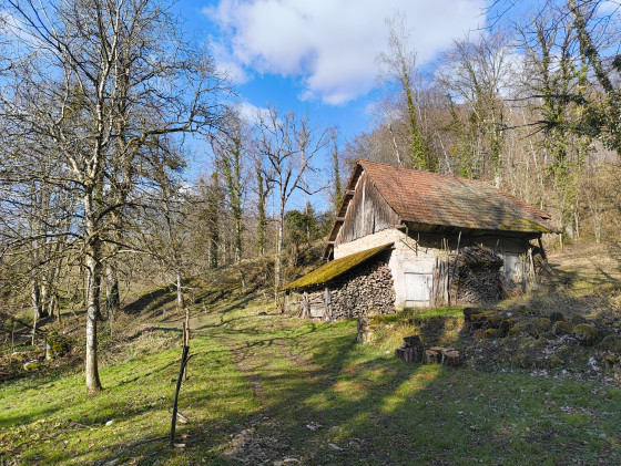 Une grange entre le Pont des Poules et Les Combes